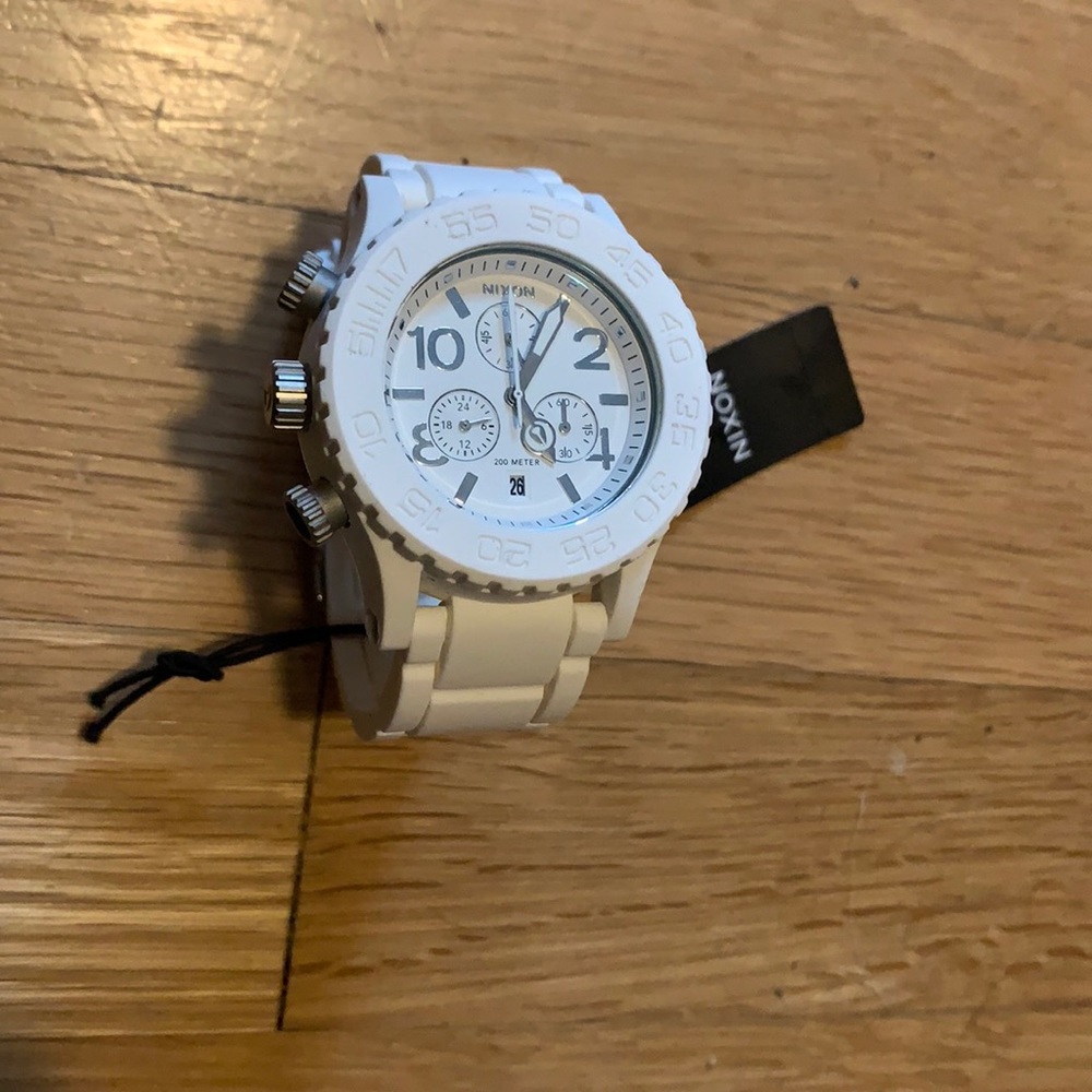 nixon minimize white rubber 42-40 chrono new watch